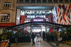 Daily Life In Paris During Christmas Season