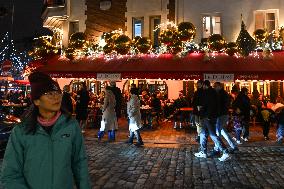 Daily Life In Paris During Christmas Season