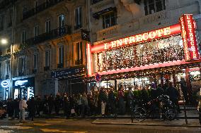 Daily Life In Paris During Christmas Season