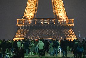 Daily Life In Paris During Christmas Season