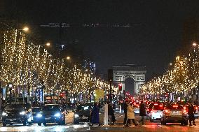 Daily Life In Paris During Christmas Season