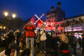 Daily Life In Paris During Christmas Season