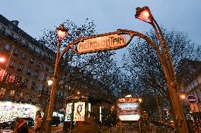 Daily Life In Paris During Christmas Season