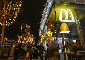 Daily Life In Paris During Christmas Season