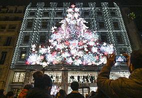 Daily Life In Paris During Christmas Season