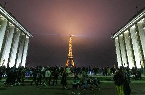 Daily Life In Paris During Christmas Season