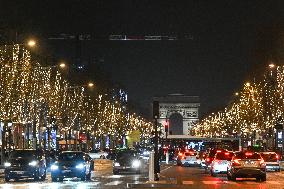 Daily Life In Paris During Christmas Season