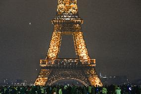 Daily Life In Paris During Christmas Season