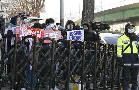 Rally after court approval of Yoon's detention