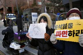 Rally after court approval of Yoon's detention