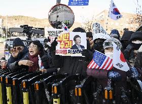 Rally after court approval of Yoon's detention