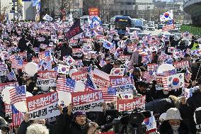 Rally after court approval of Yoon's detention