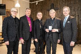 A medal for donating a piano to the Notre-Dame Cathedral