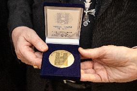 A medal for donating a piano to the Notre-Dame Cathedral