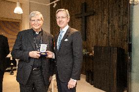 A medal for donating a piano to the Notre-Dame Cathedral