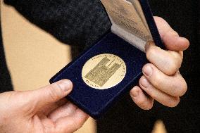 A medal for donating a piano to the Notre-Dame Cathedral