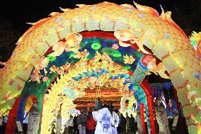 Tourists view lanterns at the Confucius Temple in Nanjing