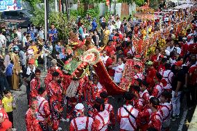 Chinese People Tradition Sipasan Carnival Welcomes New Year Celebrations In Padang Indonesia