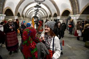 Christmas carols performed at Zoloti Vorota metro station