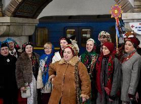 Christmas carols performed at Zoloti Vorota metro station