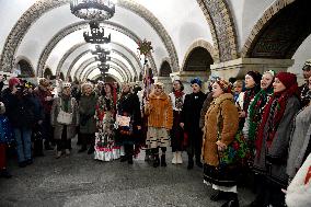 Christmas carols performed at Zoloti Vorota metro station