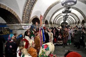 Christmas carols performed at Zoloti Vorota metro station