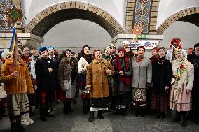 Christmas carols performed at Zoloti Vorota metro station