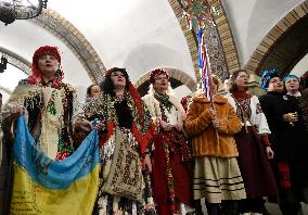 Christmas carols performed at Zoloti Vorota metro station