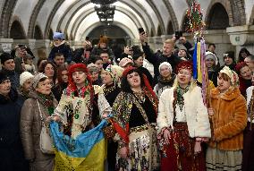 Christmas carols performed at Zoloti Vorota metro station