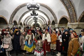 Christmas carols performed at Zoloti Vorota metro station