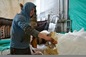 Preparation of the "Tradition" float by master craftsman Michael Paz