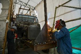 Preparation of the "Tradition" float by master craftsman Michael Paz