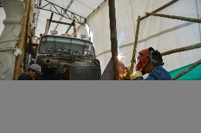 Preparation of the "Tradition" float by master craftsman Michael Paz