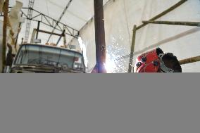 Preparation of the "Tradition" float by master craftsman Michael Paz