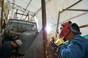 Preparation of the "Tradition" float by master craftsman Michael Paz