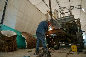 Preparation of the "Tradition" float by master craftsman Michael Paz