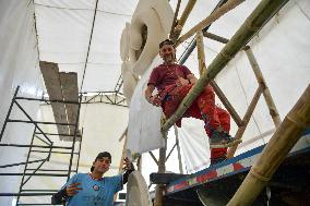 Preparation of the "Tradition" float by master craftsman Michael Paz