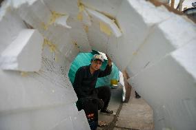 Preparation of the "Tradition" float by master craftsman Michael Paz