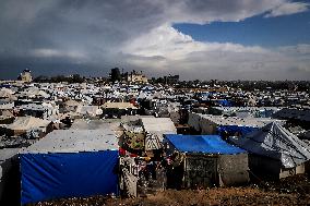 Palestinians Battle Cold in Refugee Camp - Gaza