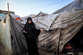 Palestinians Battle Cold in Refugee Camp - Gaza