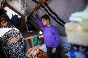 Palestinians Battle Cold in Refugee Camp - Gaza