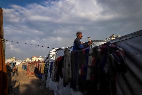 Palestinians Battle Cold in Refugee Camp - Gaza