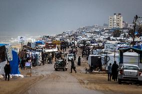 Palestinians Battle Cold in Refugee Camp - Gaza