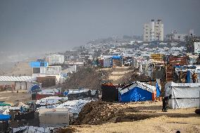 Palestinians Battle Cold in Refugee Camp - Gaza