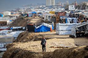 Palestinians Battle Cold in Refugee Camp - Gaza