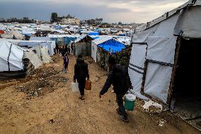 Palestinians Battle Cold in Refugee Camp - Gaza