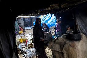 Palestinians Battle Cold in Refugee Camp - Gaza