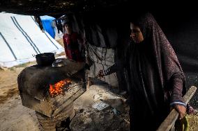 Palestinians Battle Cold in Refugee Camp - Gaza