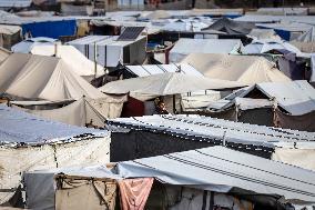 Palestinians Battle Cold in Refugee Camp - Gaza