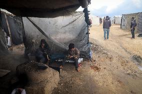 Palestinians Battle Cold in Refugee Camp - Gaza